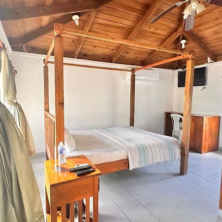 Las Palmas Beach Hotel Dixon Cove 외부 사진