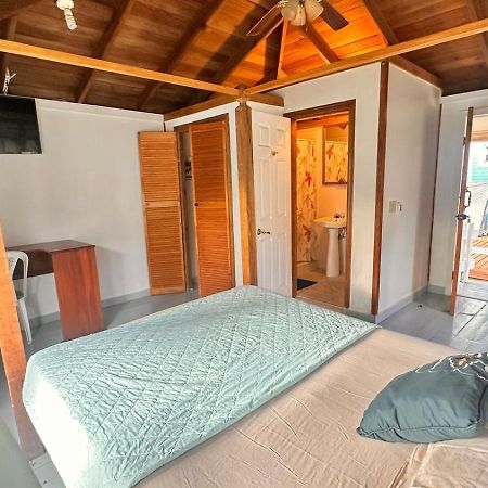 Las Palmas Beach Hotel Dixon Cove 외부 사진