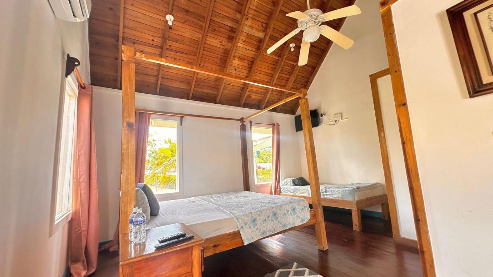Las Palmas Beach Hotel Dixon Cove 외부 사진