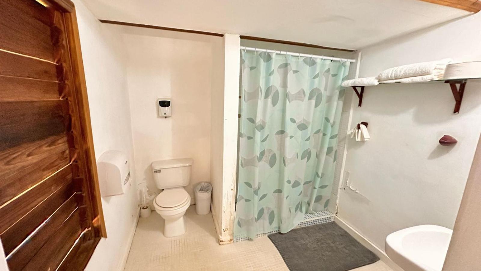 Las Palmas Beach Hotel Dixon Cove 외부 사진
