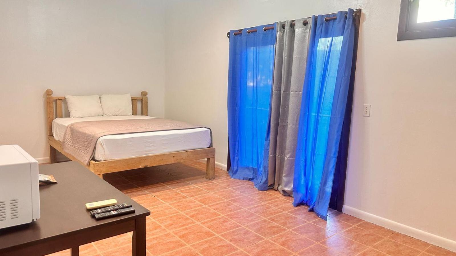 Las Palmas Beach Hotel Dixon Cove 외부 사진