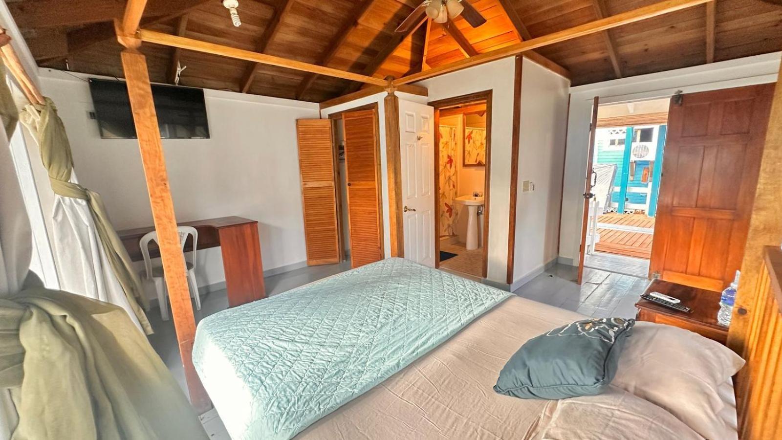 Las Palmas Beach Hotel Dixon Cove 외부 사진