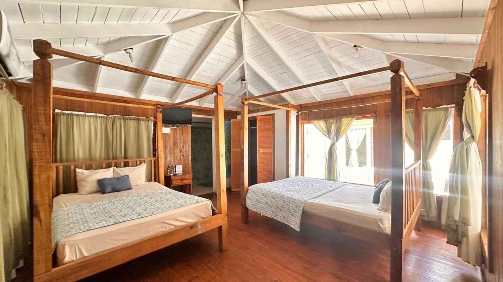 Las Palmas Beach Hotel Dixon Cove 외부 사진